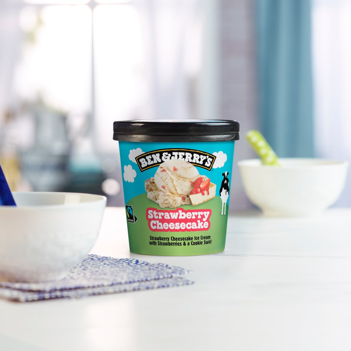 Strawberry Cheesecake Glace  - Pint 3 / 4