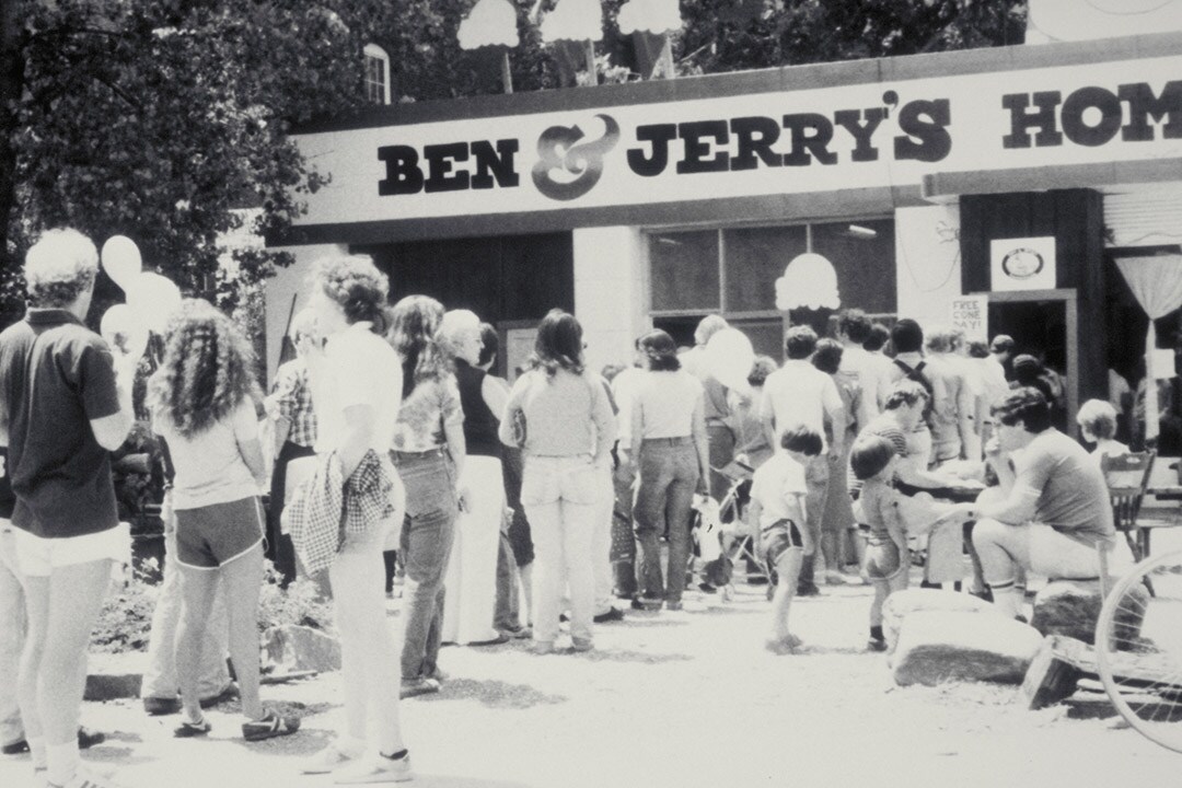 1979 Étape suivante Des gens faisant la queue devant la boutique Ben & Jerry’s