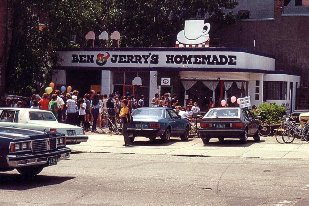 1982 On remballe ! Des gens flânant à la boutique Scoop