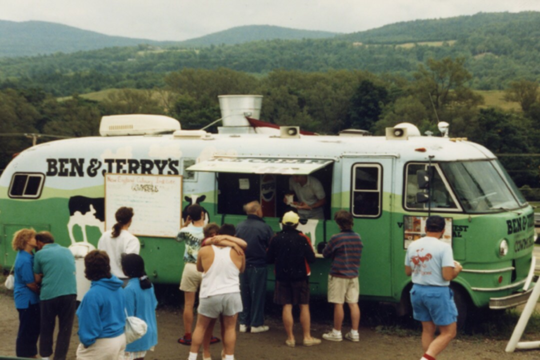 Le bus à l’effigie de la vache Ben & Jerry’s avec des gens faisant la queue