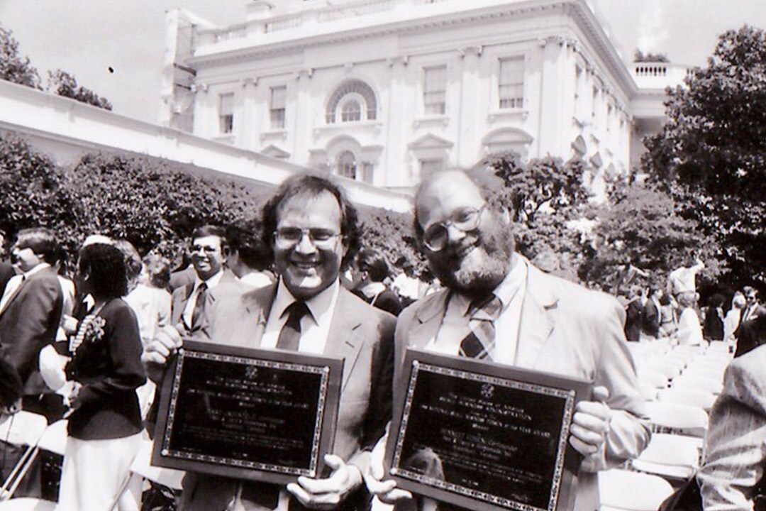 Ben et Jerry tenant leurs plaques de récompense