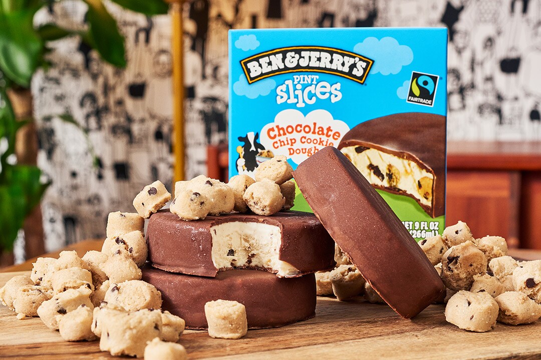 Une table remplie de Pint Slices accompagnées de pâte à cookies