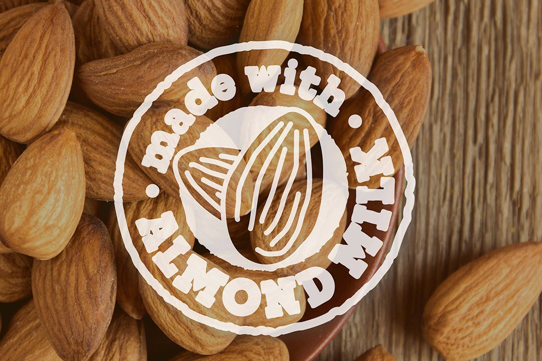 Une table d’amandes avec le logo « Made with Almond Milk » (Fabriqué avec du lait d’amande)